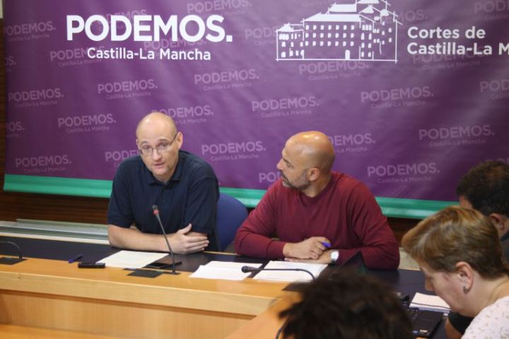 De izquierda a derecha, Javier Martín, alcalde de Carranque y secretario general de Podemos Castilla-La Mancha, José García Molina